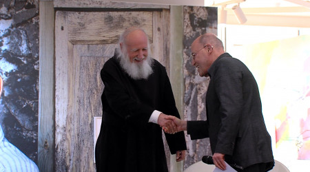 Gregor Gysi begr&uuml;&szlig;t Pater Anselm Gr&uuml;n (Quelle: BWeins)